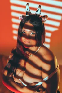 bitch I'm a cow 🤍🖤 od VanessaScott_  3 snímek