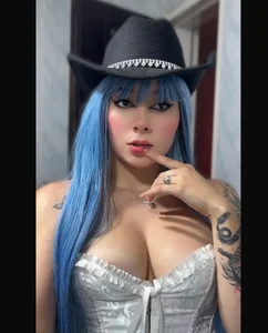 your trusted cowgirl 🤠❤️‍🔥 de AmbarHills_1  3 Imagens