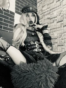 silacitex_effy Between black lips, intense looks and a touch of madness... tonight I will be your favorite temptati Foto 4