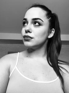 Hottie_miaa Today I have my hair in a ponytail😈 Foto 2