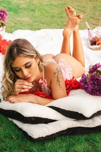 EmiilyHendriixx My body is the only sweet that you need this Valentine 🍫🔥 Pic