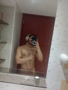 Mercury_muscle This is me, I just woke up and took my morning shower.😏 Pic 2