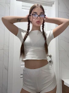 LauraHansil I love doing different hairstyles! are the best😝🤗 Immagine  2