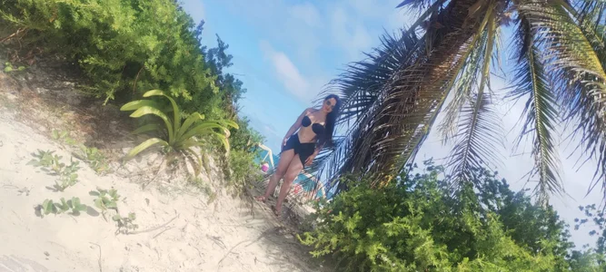 angela_nixのsun, beach and sand... Collecting moments that taste like salt and sun ☀️🌊の 3枚の写真