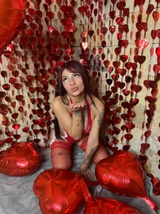 surrounded by hearts and love❤️🔥 de Nicolee_Saint  2 Imagens