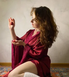 AnnTerry_ in silks and pearls Pic 2