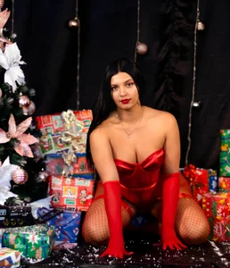 ElizabethRodriiguez 🎄 Your gift... is me. Pic