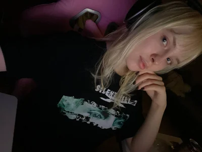 HannahHollis lips eyes or collarbones? Poză
