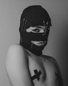 JustinePerry "Mystery has never been so provocative... do you dare?" Gambar 2