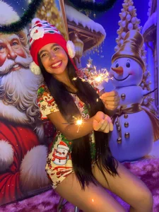 NaylaAbadi Nayla wishes you a Christmas full of light, joy and unforgettable moments.😈 Foto 2