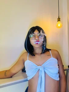 SamanthaFox_8 smoke came in Pic 4