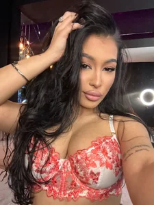 Get closer to me🤭 de CherrieTeen  3 Imagens