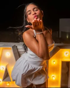 lizzakennedy A little bit of light for your feed. Foto