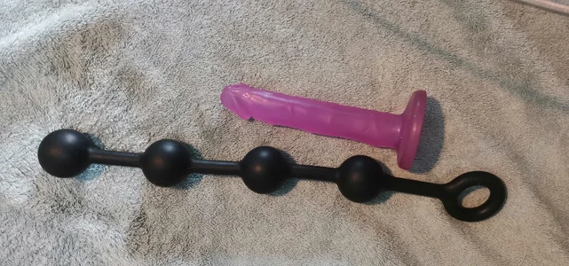 Nice2Three2 Toys for you - with 6 inch dildo for comparison! Foto 6