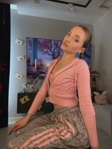 JulieLupo I try to eat right and of course I don’t forget about sports in my life.😁 I love morning jogging👟 圖片 3