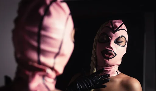 AntonelaVargas A LOT OF LATEX Hình 2