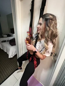 Jessie_Holmes: I’m so much fun to hang with! ( 2 фото)