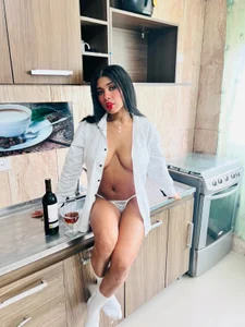 salomebenz horny photos in my house slika 3