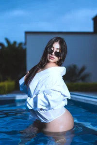 GabyRhodes kullanıcısının pool day 🥵💦 albümü -  7 fotoğraf