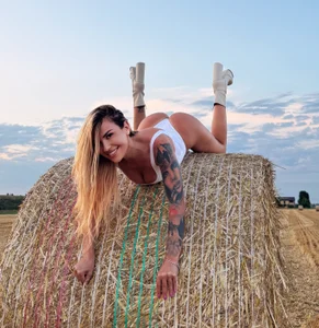 farm fantasy-Tease Edition 🔥🔥 de zoey_marie  2 photos