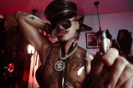 allanhurtss CALL ME SIR Billede 2