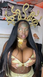 Chanel_boobs2: Public ( 5 фото)