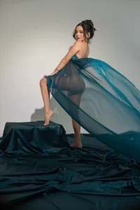 Barely covered, completely captivating 💙🤍 de IsabellaMoreau  2 photos