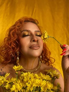 sahra_taylor_ YELLOW FLOWERS AND HONEY🌻🍯 Immagine  2