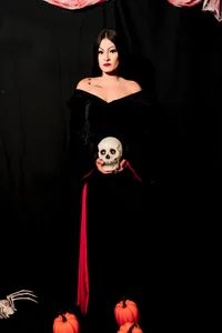Morticia A. Addams ⚔️🌹🕸️ de AlannaGil  7 Imagens