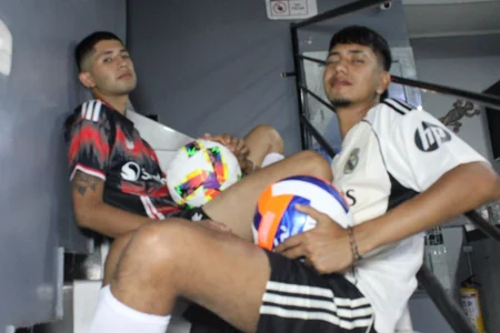 Strength, passion, and style in every play. Two footballers who turn the pitch into pure temptation de darwinandbrayann  9 Imagens