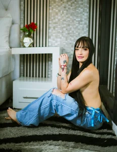 ChloeyBlack Just a Peek 👀 Εικόνα