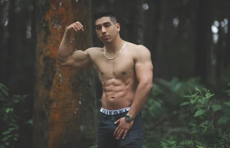 Adrian_Torres_のWalking through the woodsの 2枚の写真