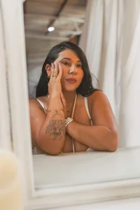 KendalMilleer Fiery Divinity 🪽🤍 Foto