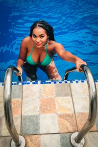 enjoying of pool day od Zoe-Carter  8 snímek