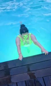 BubbleEmma pool time💧🌞🌊⛱️👙 Foto