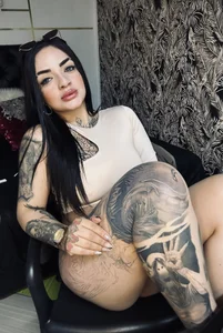 Velmorah_Vein Ink on my skin and a dangerous side that you will want to explore 💋 Pic