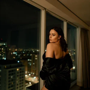 Mia_R0ss Elegance against the backdrop of the city at night Immagine  3
