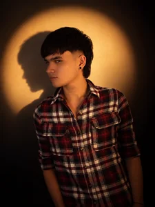Golden light, confident energy. ✨ Which photo caught your attention first? de daimon_stan  6 photos