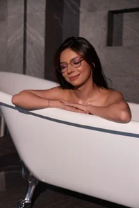 Bonniepark_ kullanıcısının Hot day in the bathtub🔥 albümü -  3 fotoğraf