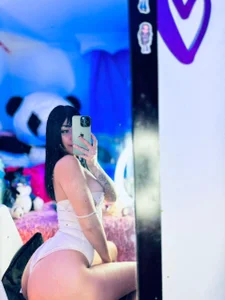 LindaWz_ soft skin and amazing curves 😊 . fénykép