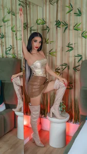ErinEvans Your Attention Belongs Here Foto 4