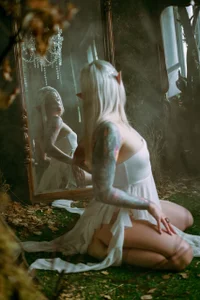 Elf in the autumn forest (November 2025) de LillyMoure_  Imagens