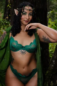 agatha_collins_ a little hot elf Kuva 3