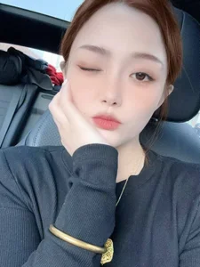 Alice-88 Public Pic 4