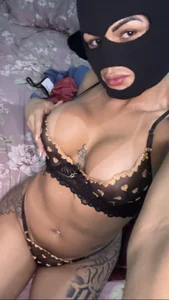 Xhelly Public Foto 2