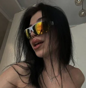 MonaBellew Beauty - Style Pic