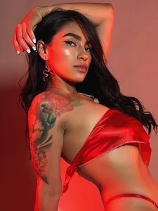 Leamonroe__ Red passion, fire skin. Nothing more matters. Pic