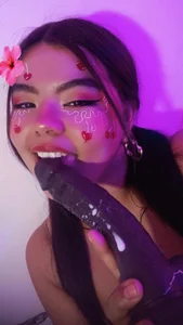 klhoe_boobs My purple world 💜🤫 Foto