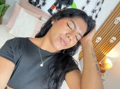 NiaBlanco soft glam but my mind is dirty 😈  3. fénykép