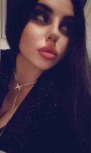 VictoriaSchneider_ Public Gambar